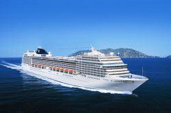 MSC Kreuzfahrten MSC Kreuzfahrtschiff fährt an einer Insel vorbei